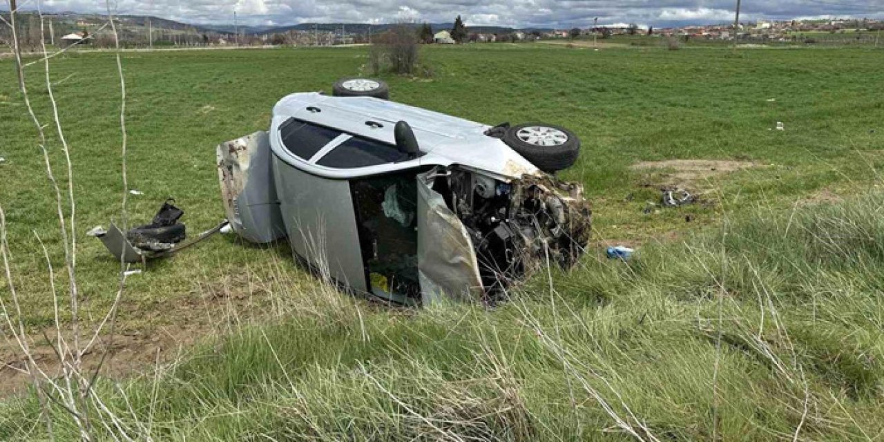 Uşak’ta otomobil tarlaya uçtu: Aynı aileden 4 kişi yaralandı