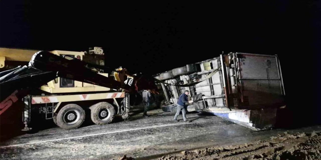 Kayan tır devrildi, Ankara-Tokat karayolu saatlerce ulaşıma kapandı