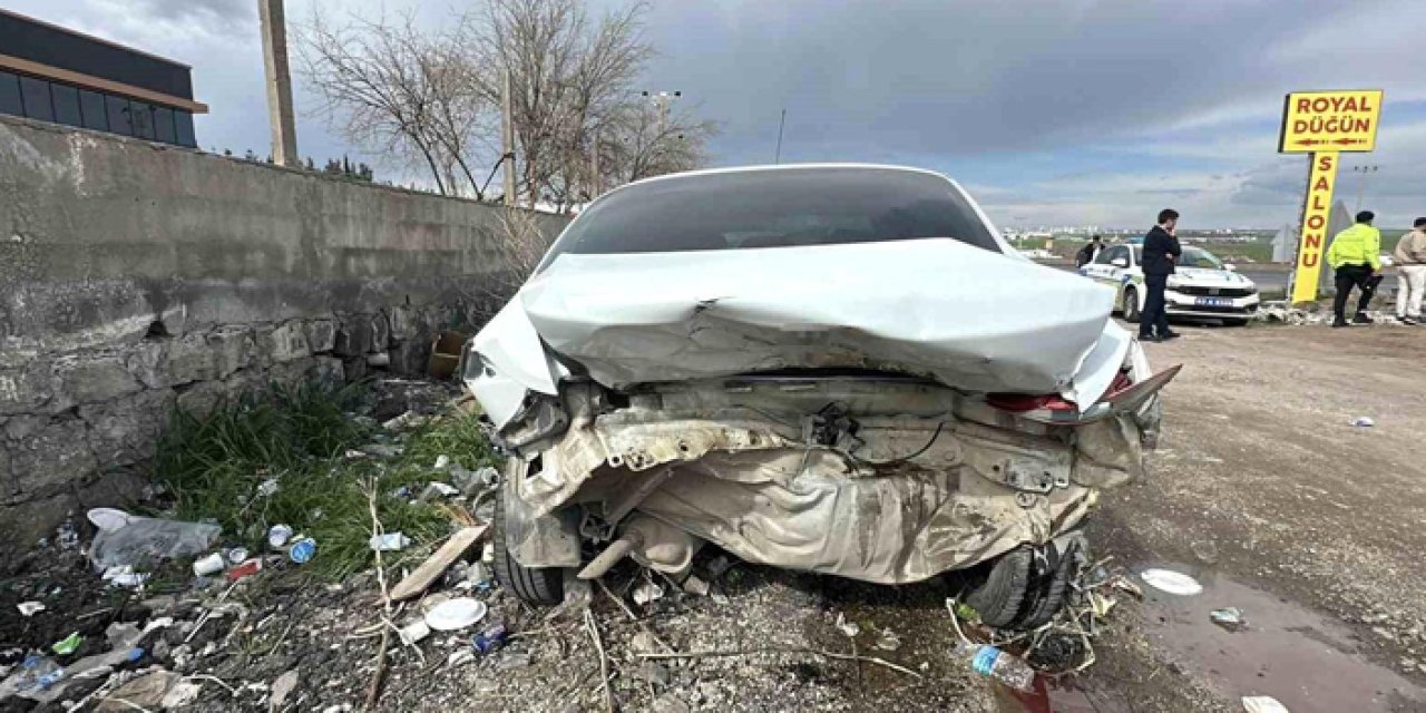 Otomobil yayaya çarptı: 1'i ağır 2 yaralı