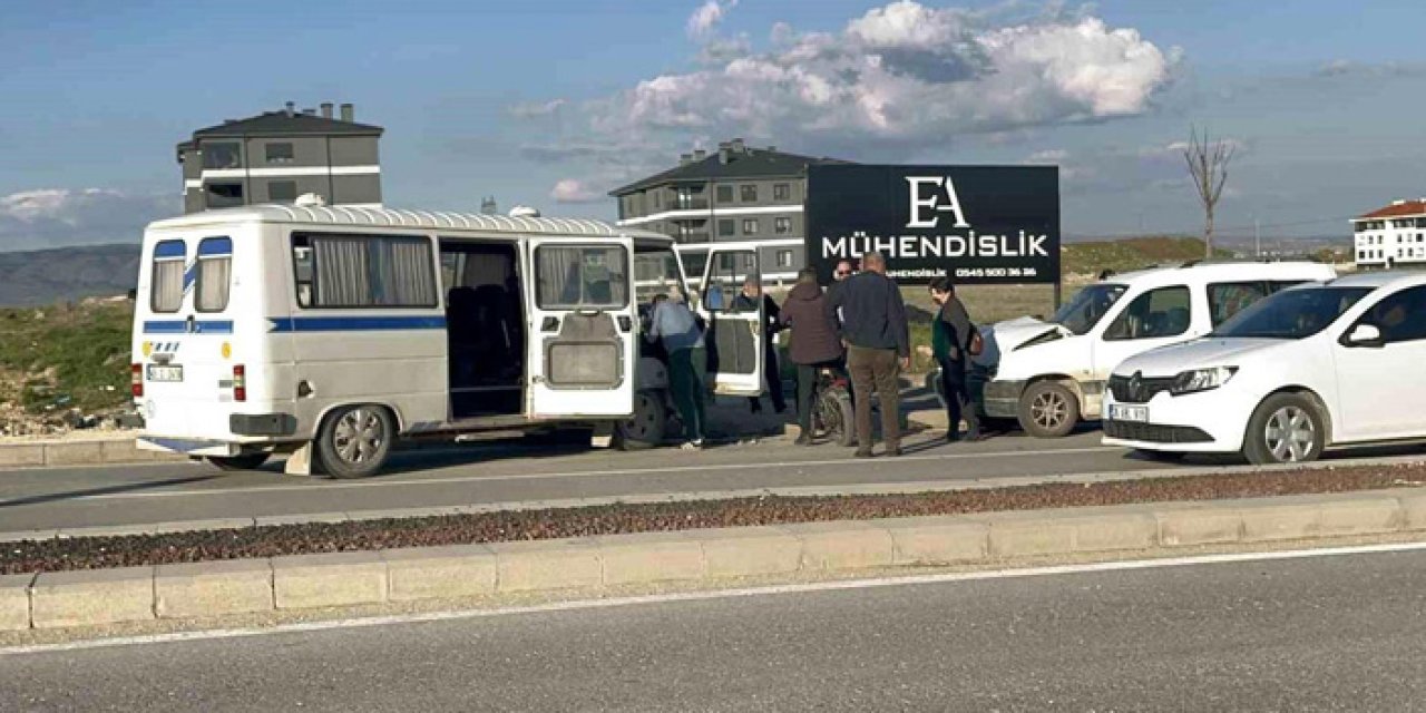 Eskişehir'de kontrolden çıkan minibüs karşı şeride geçti: 4 yaralı