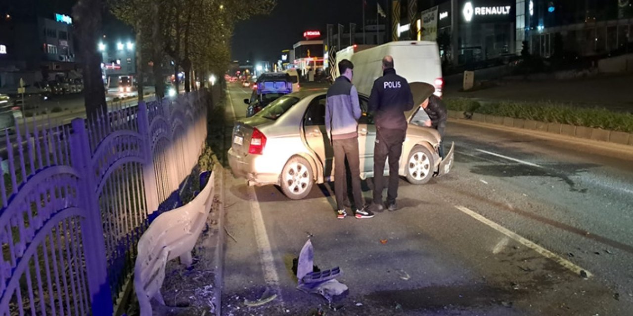 Samsun’da korkutan kaza: Otomobil bariyerlere çarptı, 2 yaralı