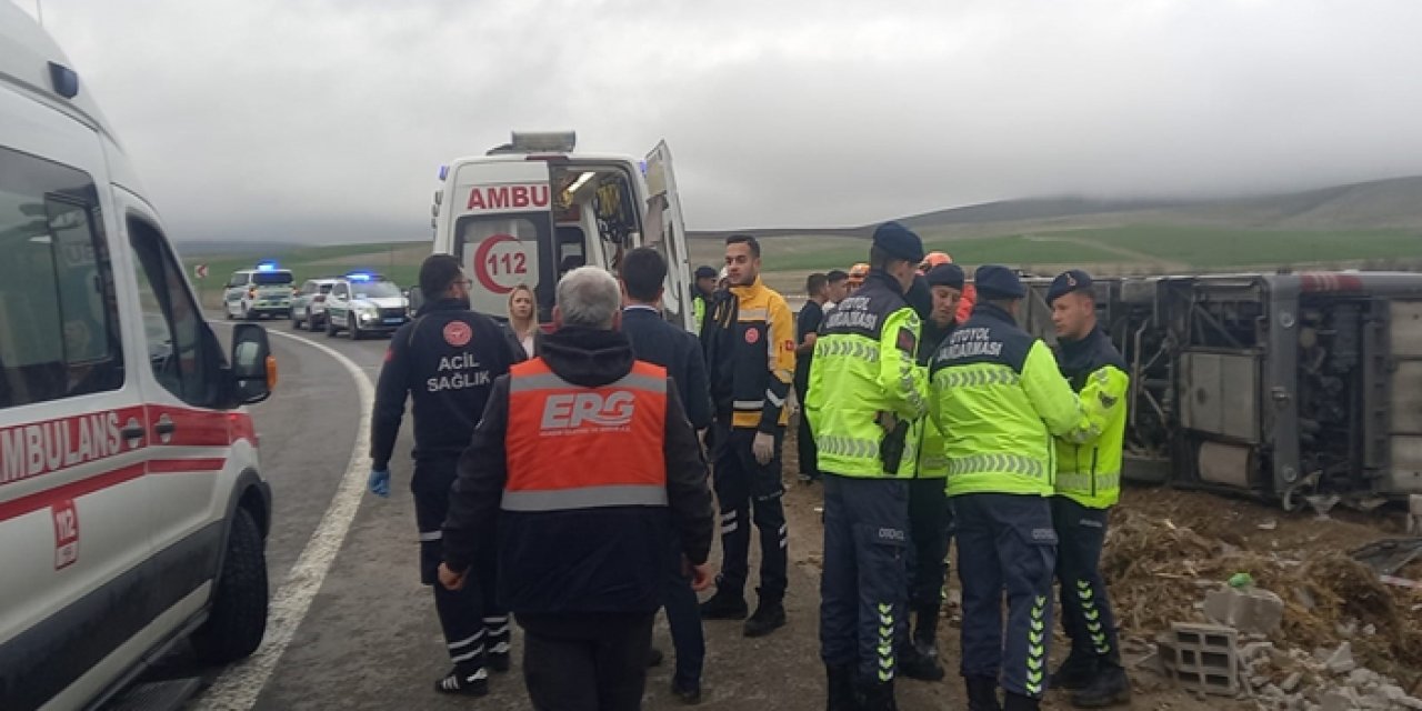 Aksaray'da tur otobüsü devrildi: 20 yaralı