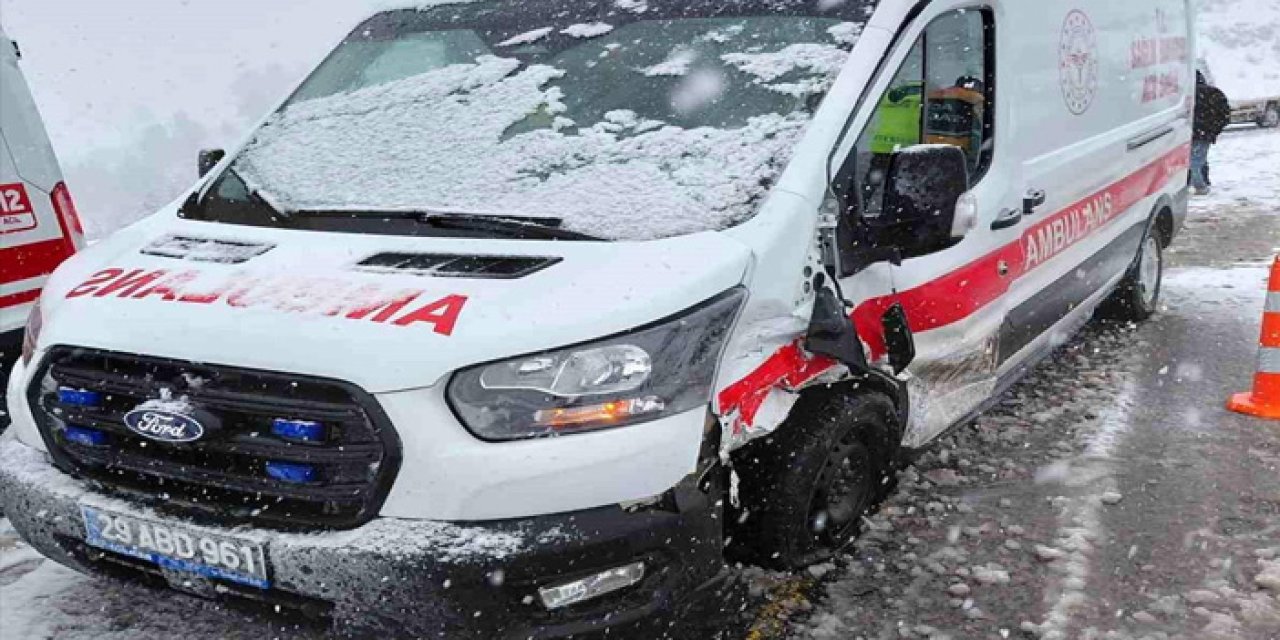 Gümüşhane'de ambulans ile otomobil çarpıştı: 3 yaralı