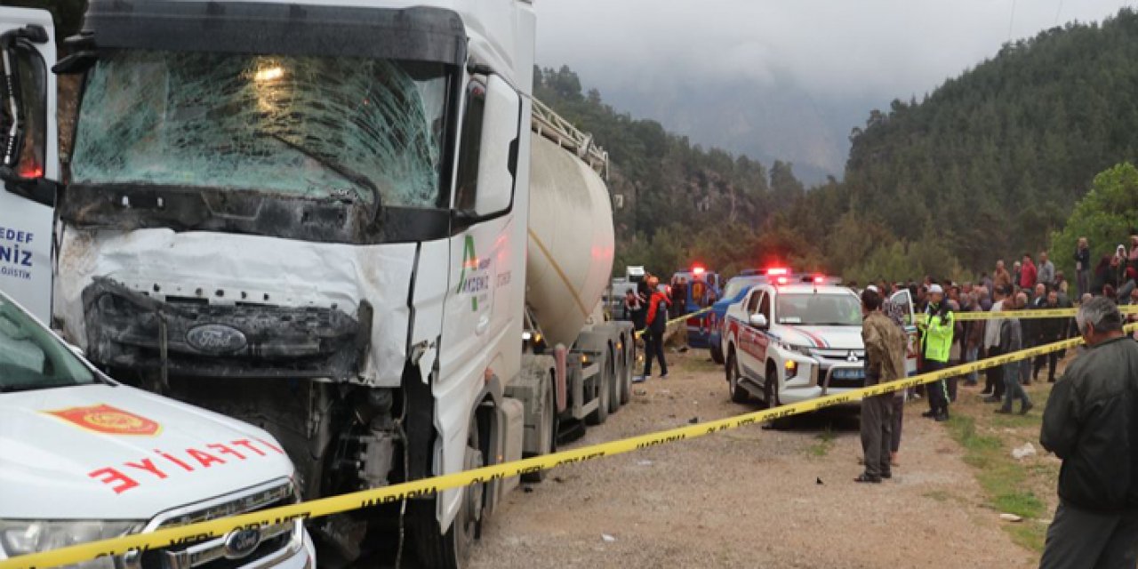 Tır ile minibüs çarpıştı: 7 ölü, 7 yaralı