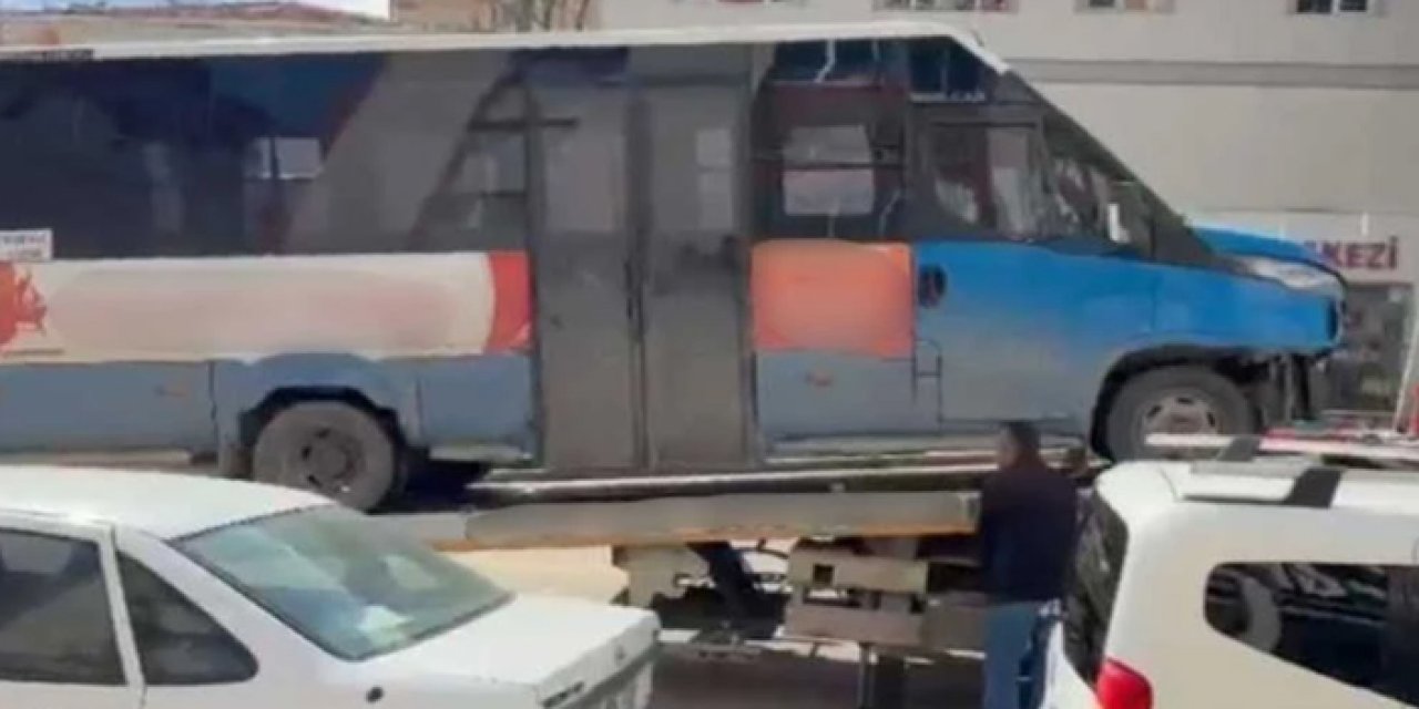 Ankara’da minibüs kamyonetle çarpıştı: 5 yaralı