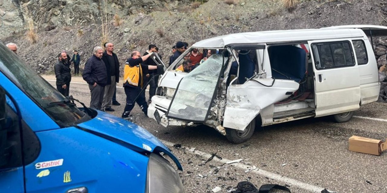 Artvin'de iki araç çarpıştı: 3 yaralı