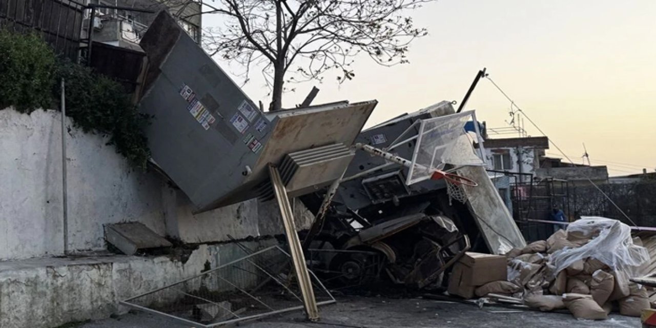İzmir'de kamyonun freni patladı okula devrildi