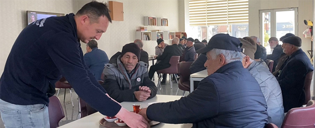 Kızılcahamam’da emeklilere ücretsiz çay desteği: Sosyal proje dikkat çekti