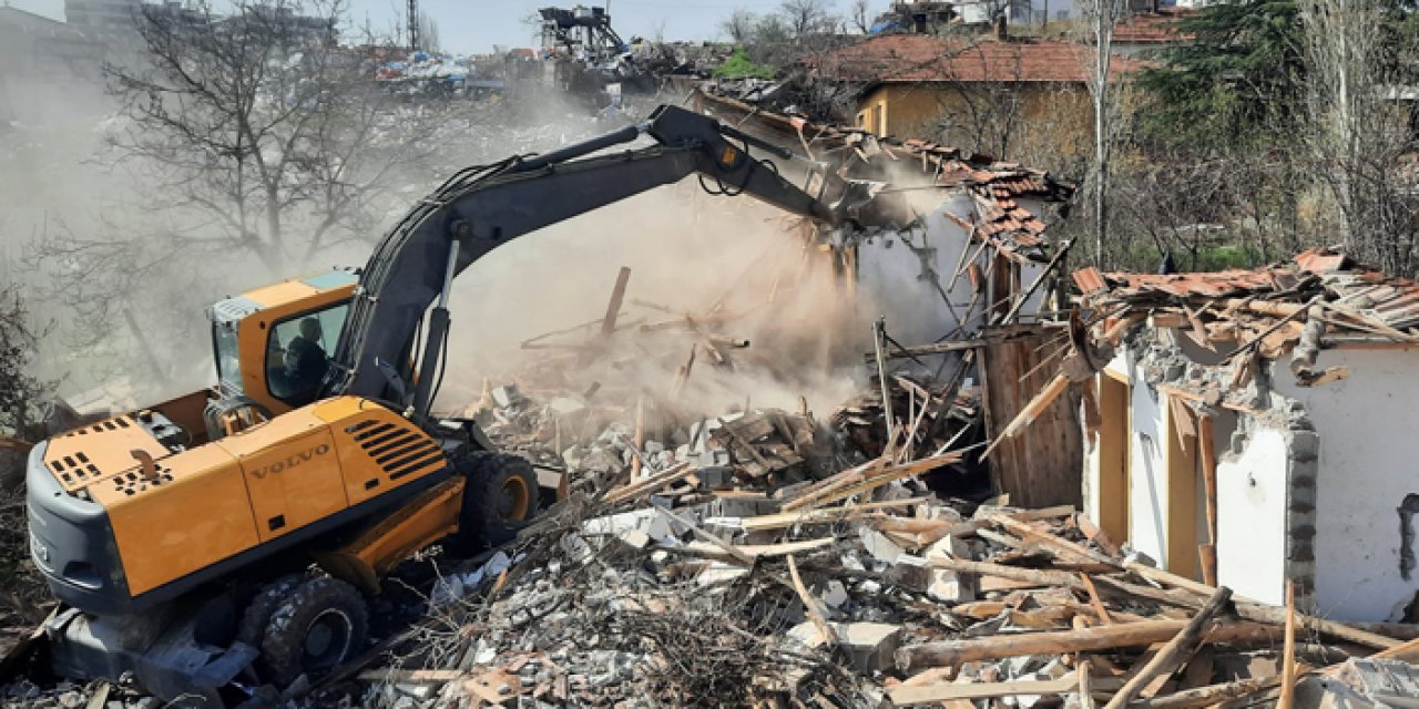 Altındağ’da metruk yapı temizliği sürüyor: Riskli binalar tek tek yıkılıyor