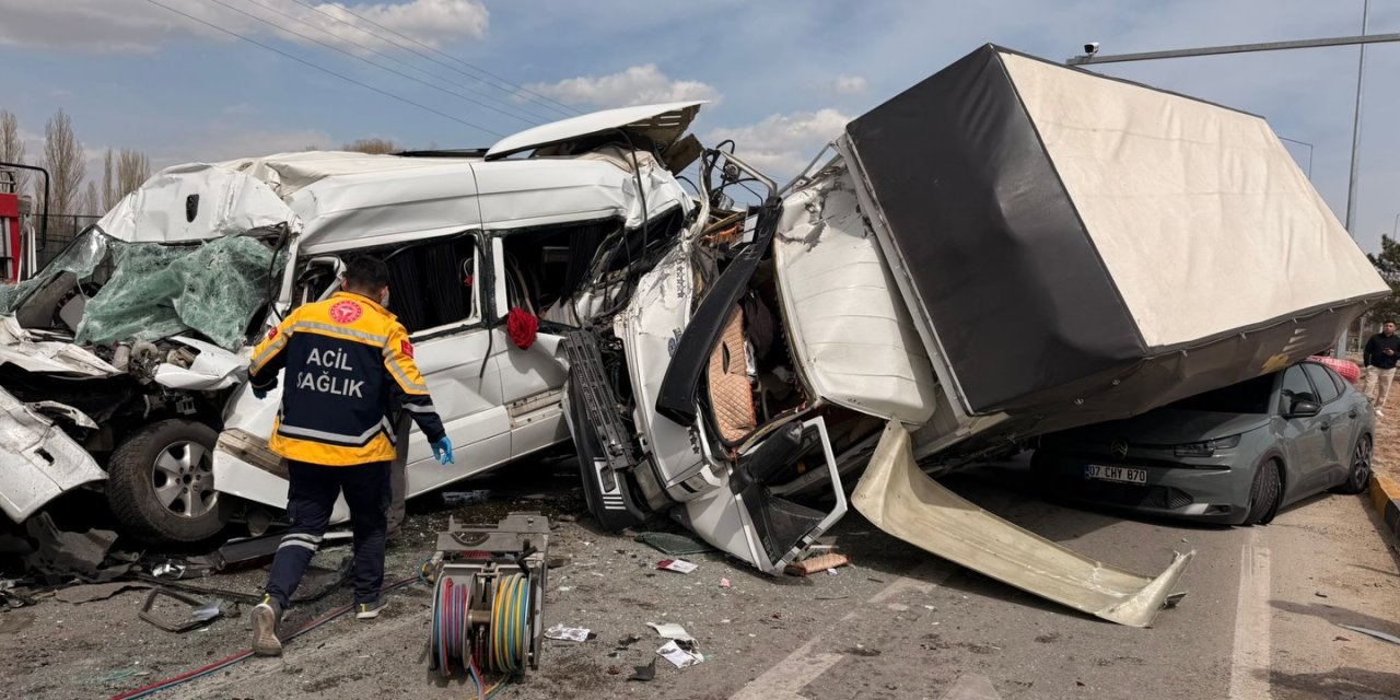 Kırşehir’de feci kaza: Freni boşalan kamyon otomobili biçti!