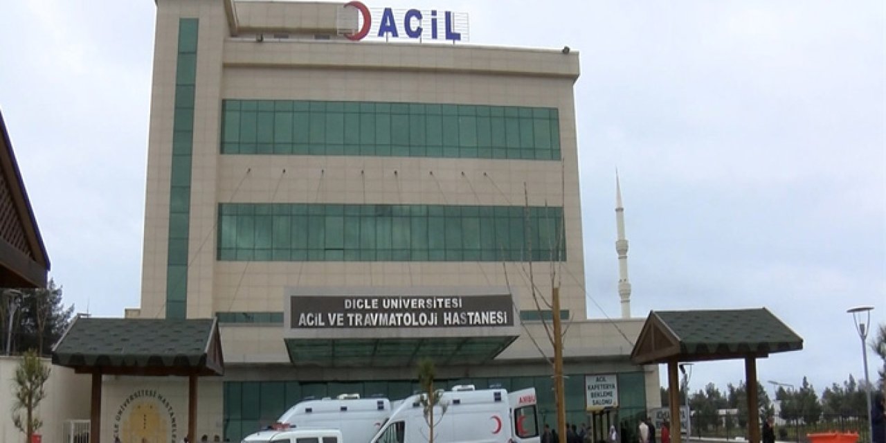 Diyarbakır'da elektrik direğine yıldırım isabet etti: 1 yaralı