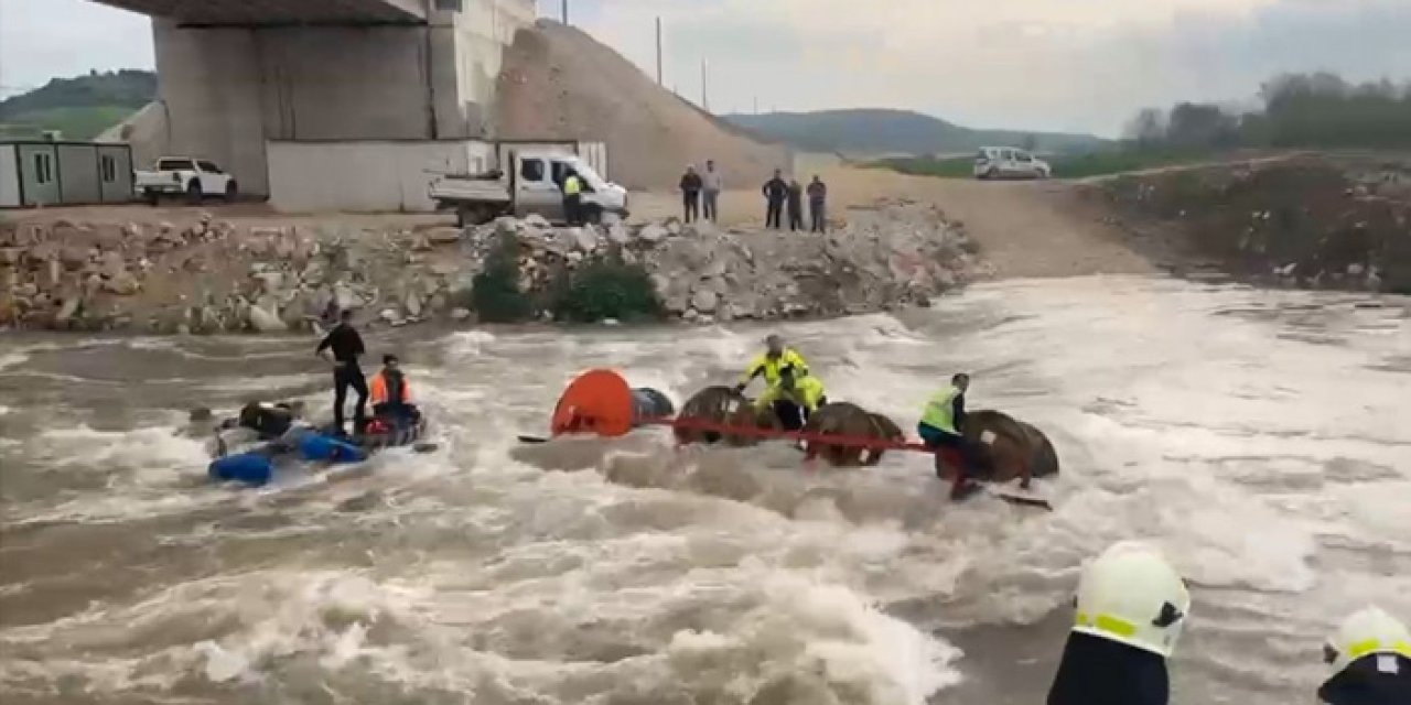 Bursa'da dereye devrilen traktörde can pazarı: 10 işçi kurtarıldı