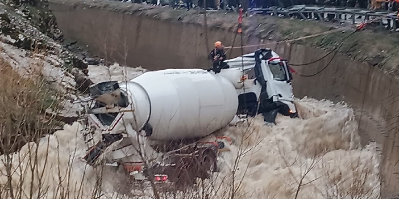 Bitlis'te kaza: Dereye yuvarlanan mikserin şoförü kayıp