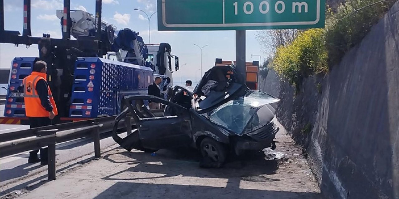 TEM Otoyolu’nda kaza: Otomobil yön levhasına saplandı