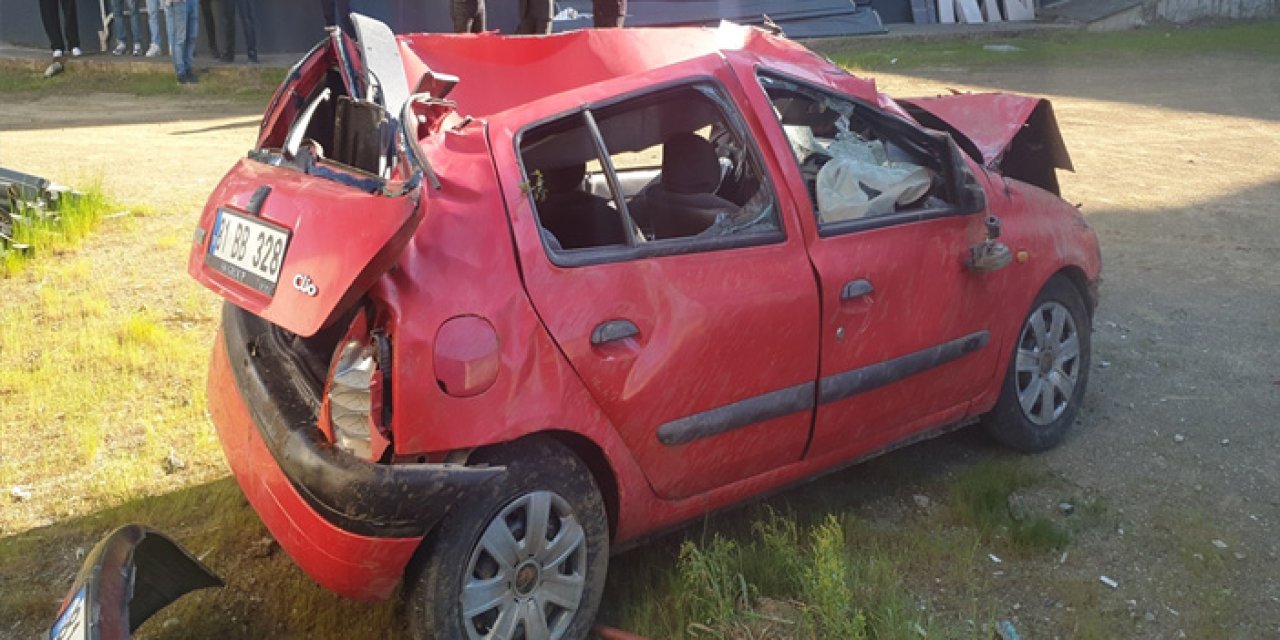 Düzce'de kontrolden çıkan otomobil 20 metreden otoparka çakıldı