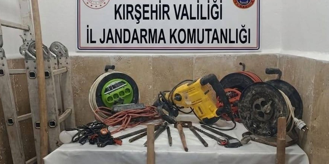 Kırşehir'de izinsiz kazı yapan 5 zanlı suçüstü yakalandı