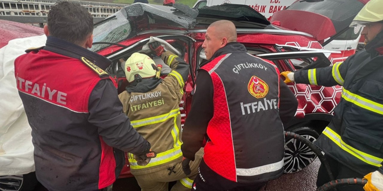 Yalova’da otomobil tıra çarptı: 4 yaralı