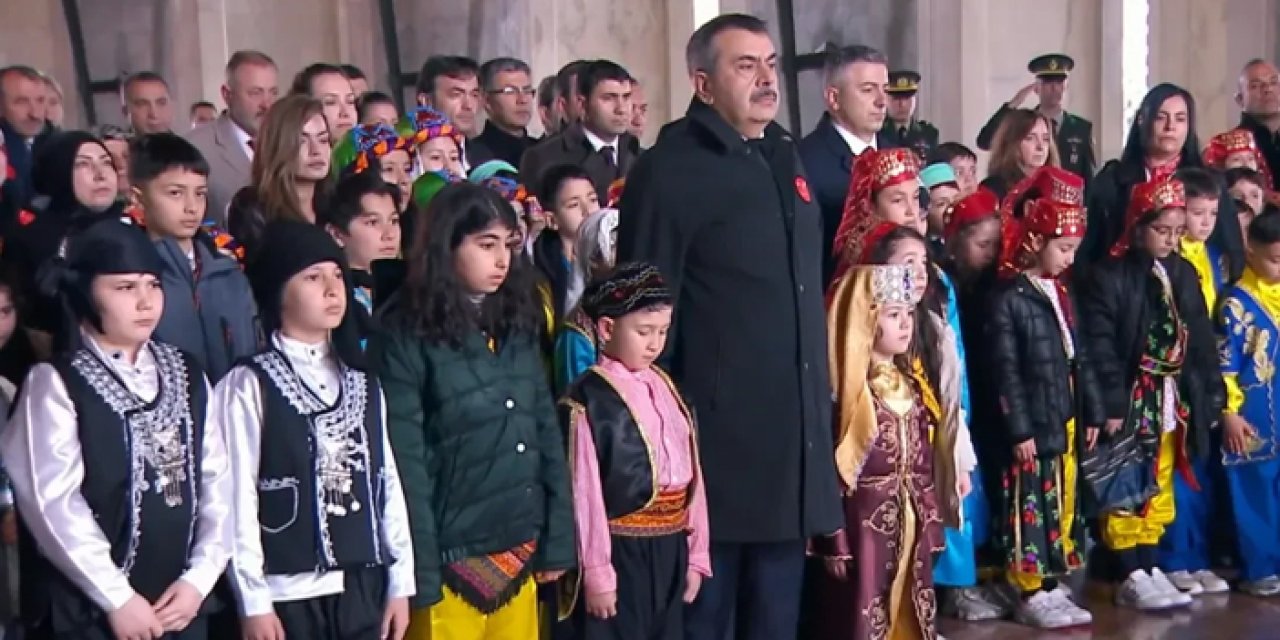 Bakan Tekin öğrencilerle Anıtkabir’i ziyaret etti