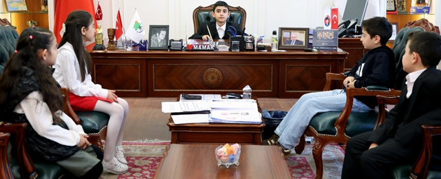 Mamak’ta 23 Nisan coşkusu: Başkanlık koltuğu miniklere emanet edildi