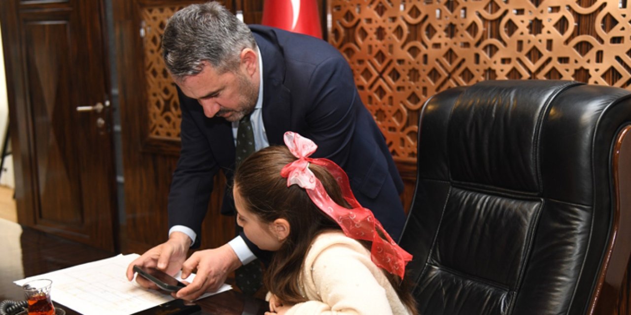 Pursaklar’da 23 Nisan geleneği: Başkanlık koltuğu minik Miray’a devredildi