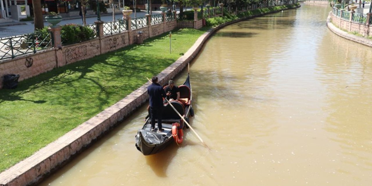 Eskişehir’in simgesi Porsuk Çayı çamur rengine döndü