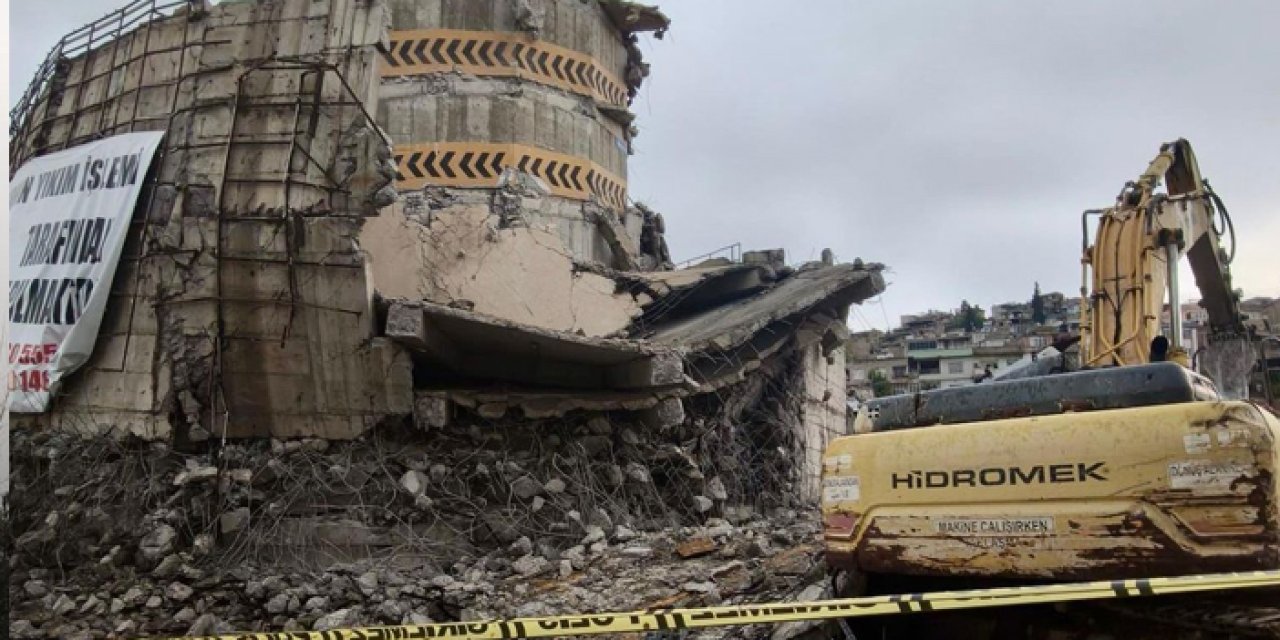 Kahramanmaraş’ta facia gibi kaza:  Operatör enkaz altında kaldı