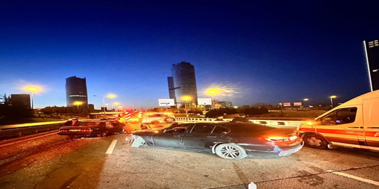 Maltepe'de dört aracın karıştığı zincirleme kaza: 1'i ağır 4 yaralı