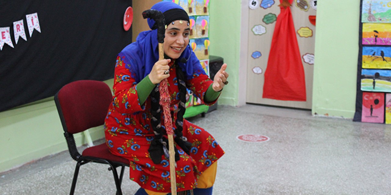 Meddahlığın tek kadın sesi: Geleneği yaşatmak için okul okul geziyor