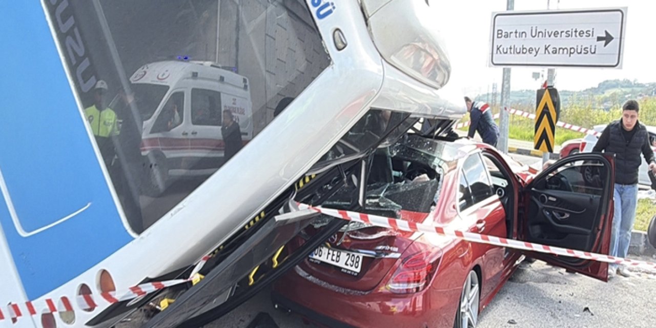 Öğrenci otobüsü otomobilin üzerine devrildi: Onlarca yaralı var