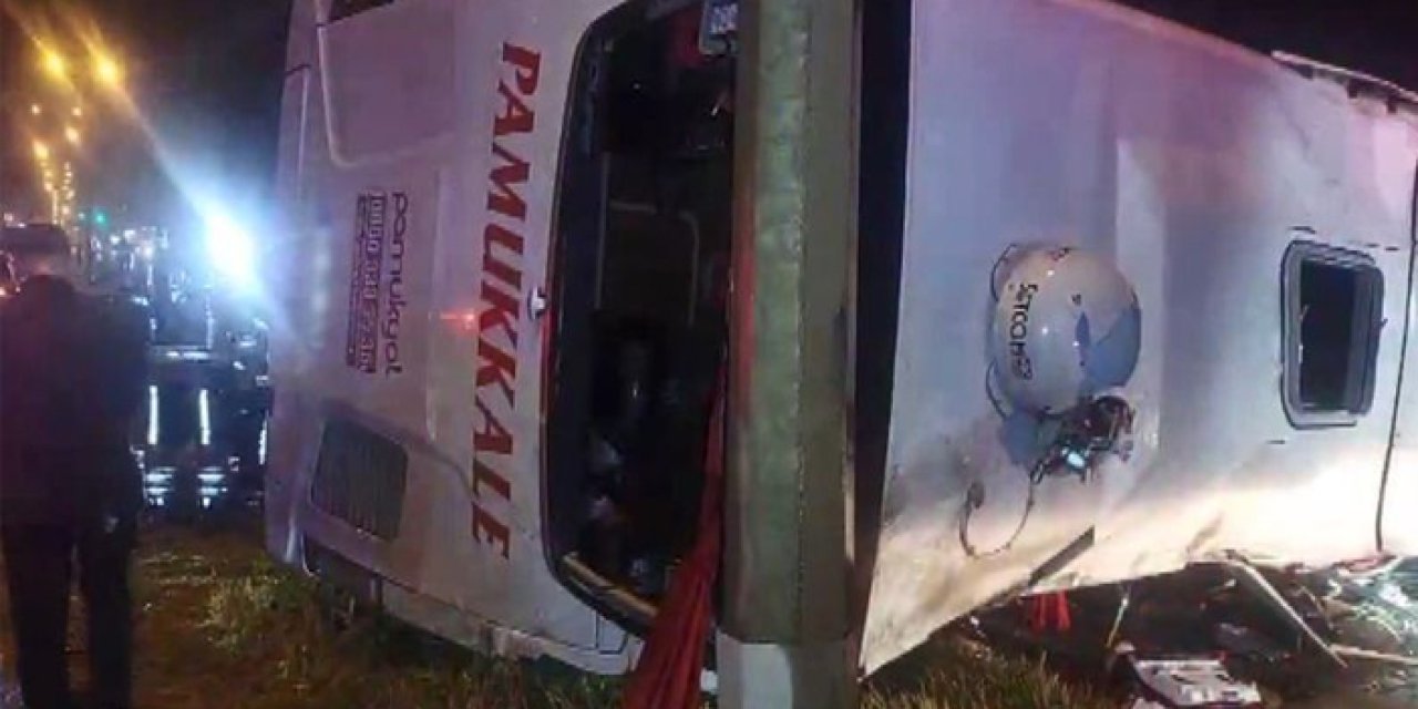 Islak yol faciayı getirdi: 3 ölü, 22 yaralı var