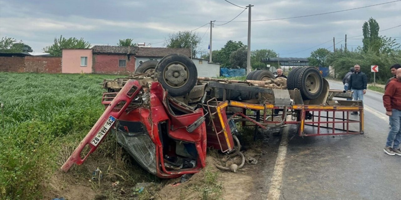 İzmir'de karşı şeride geçen otomobil kamyonu devirdi: 5 yaralı