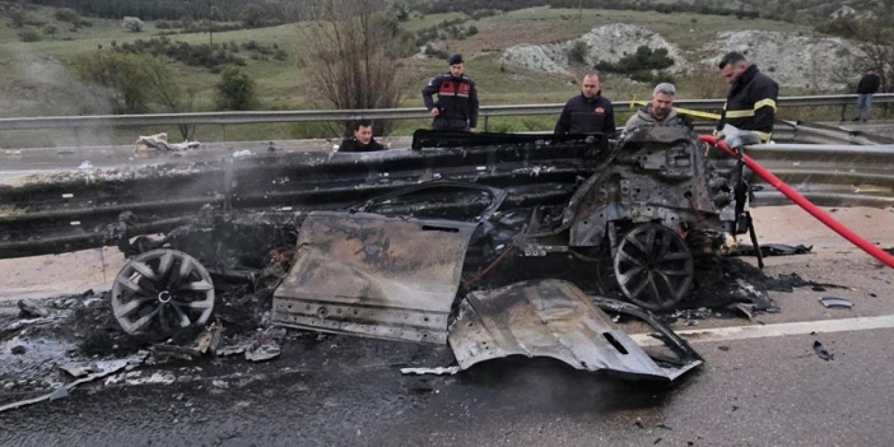 Afyonkarahisar'da alev alan otomobil mezar oldu: 1 ölü, 1 yaralı