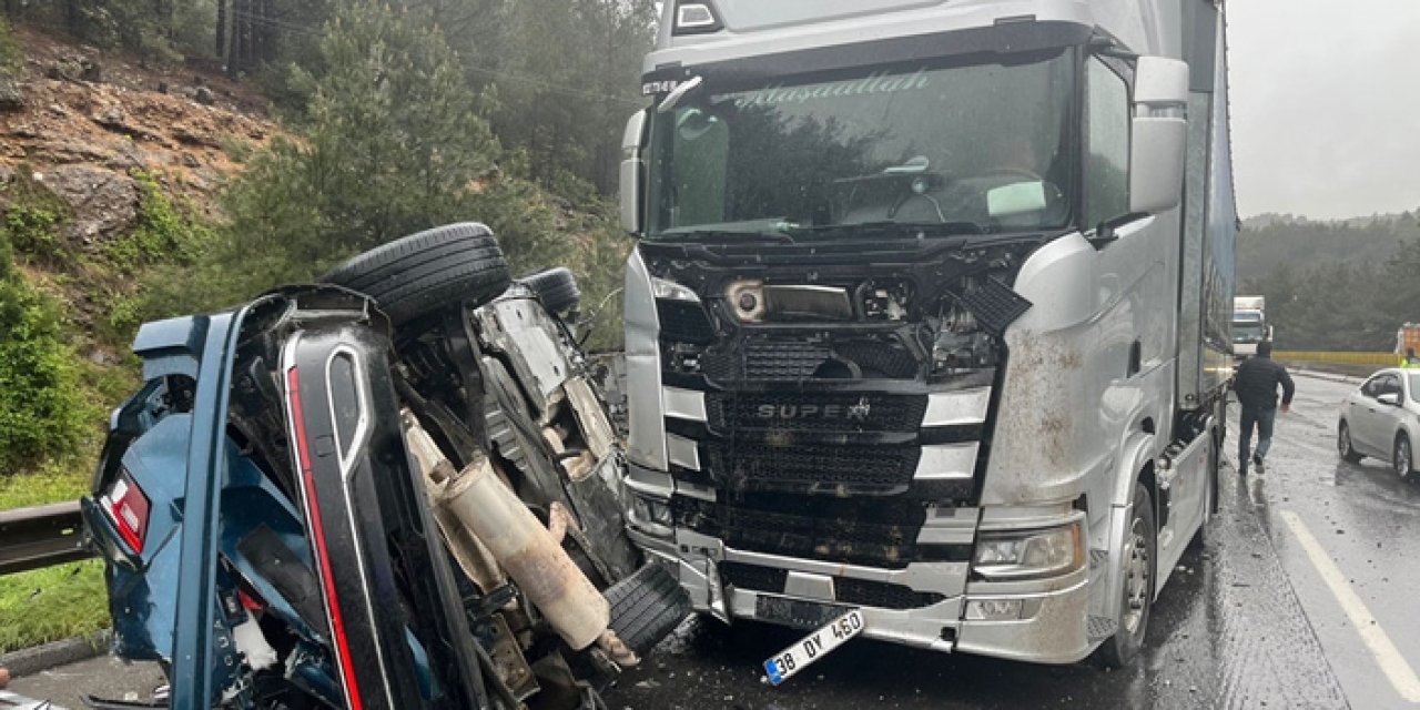 Mersin'de kontrolden çıkan tır karşı şeride uçtu: 1 ölü, 4 yaralı