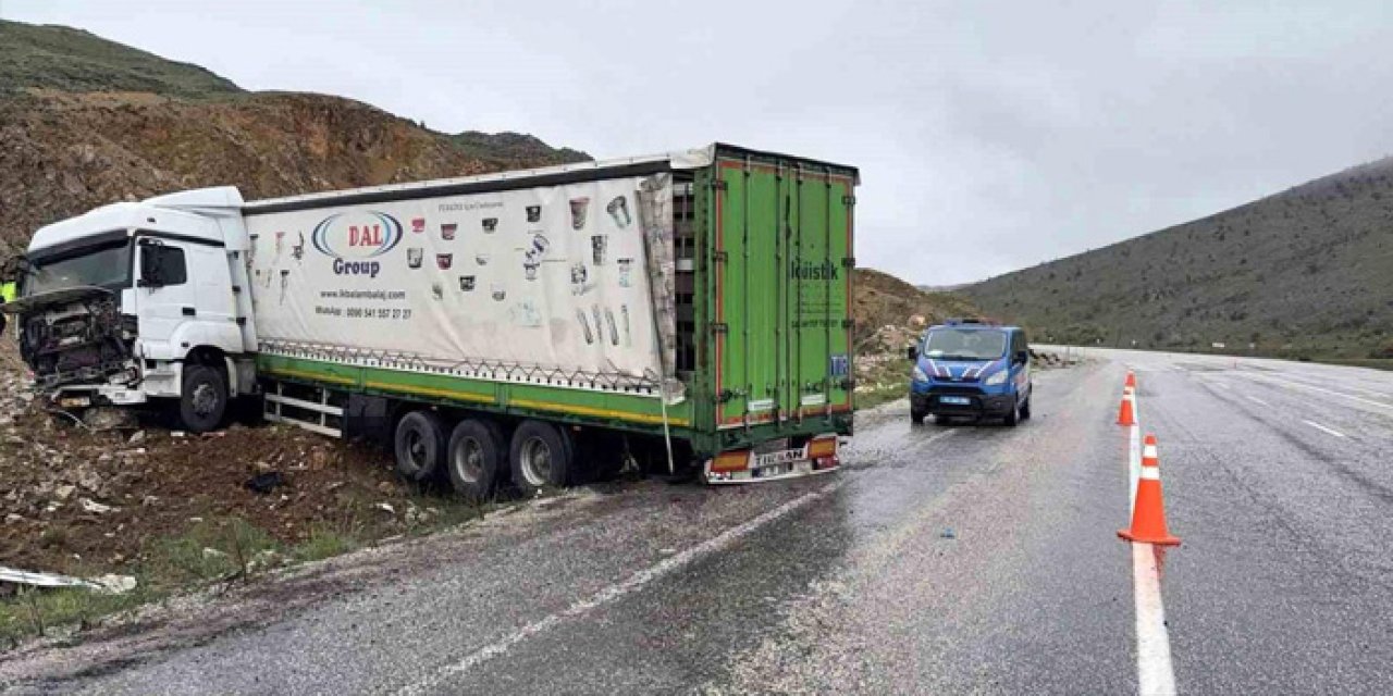 Malatya'da tır devrildi: Sürücü yaralı