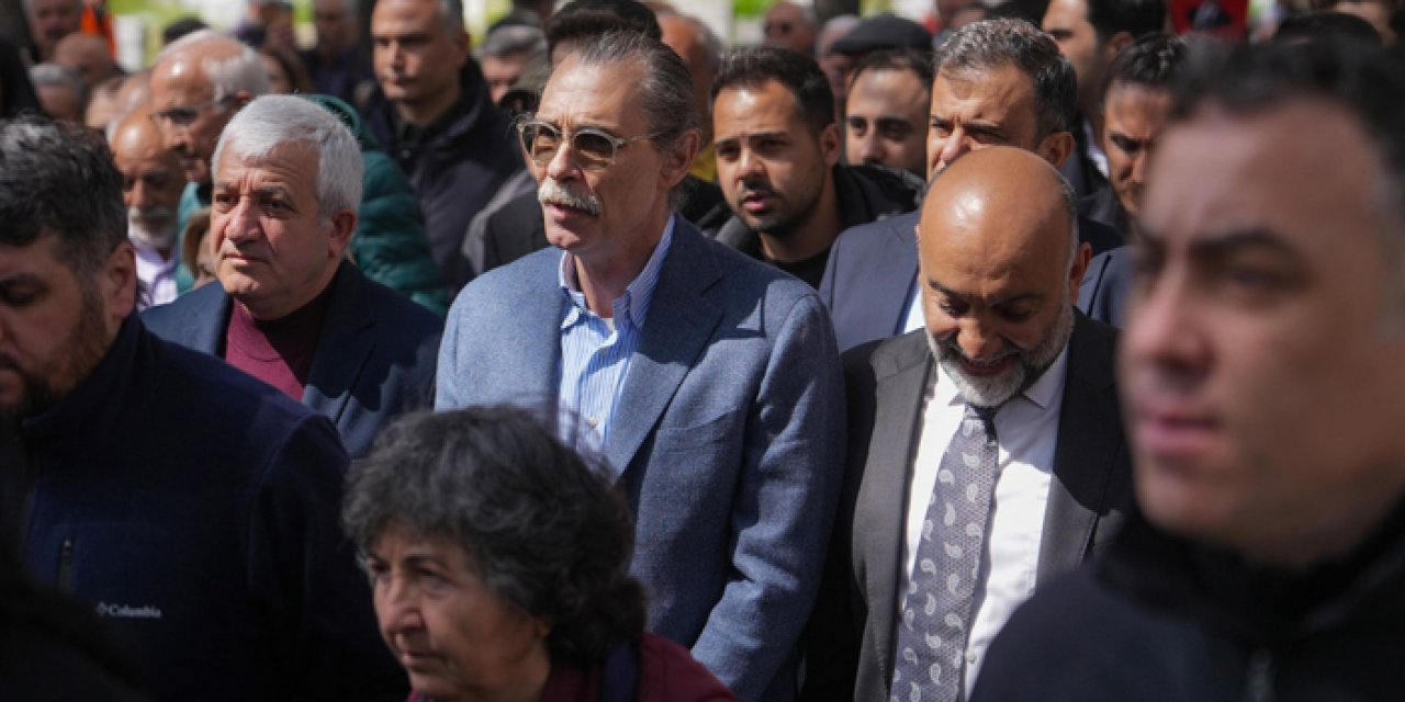 Karşıyaka Mezarlığı’nda 6 Mayıs anıldı: “Üç fidan” için saygı töreni düzenlendi