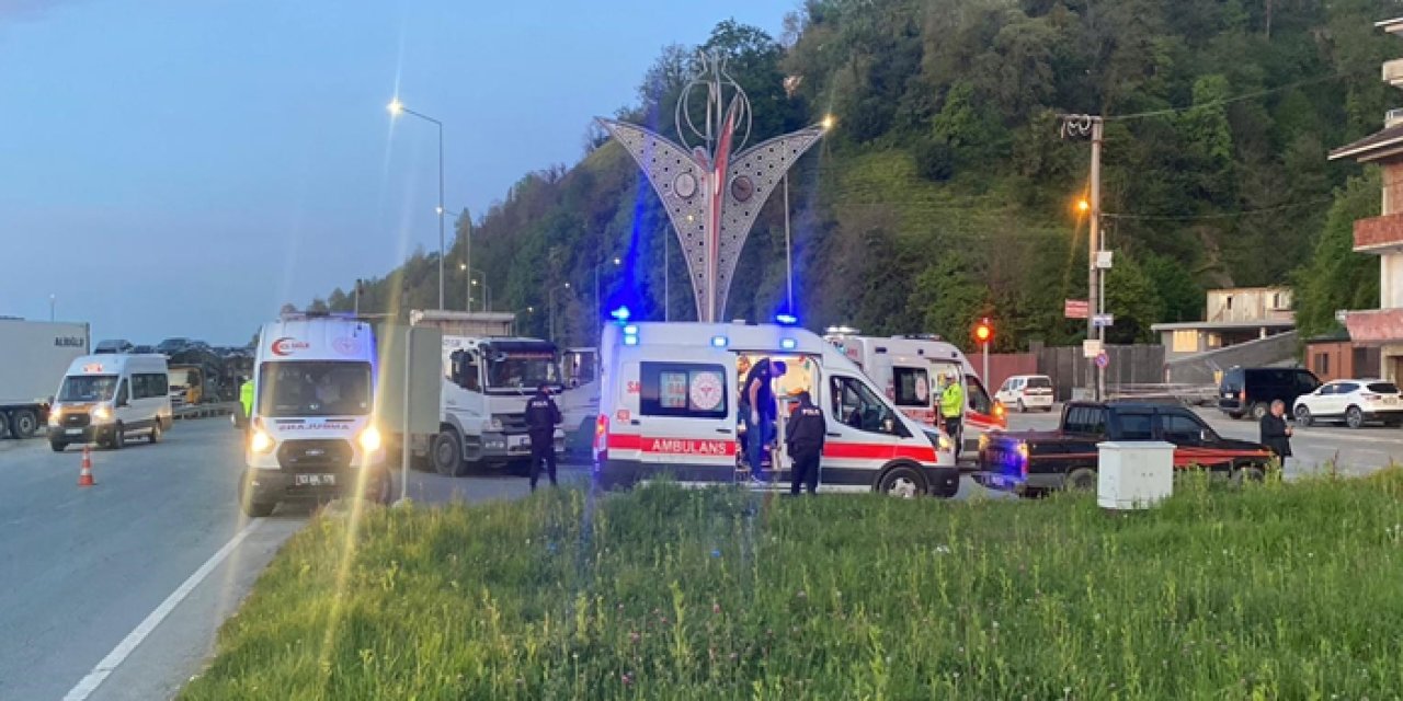 Rize’de otomobil kamyona çarptı; 1’i bebek, 6 yaralı