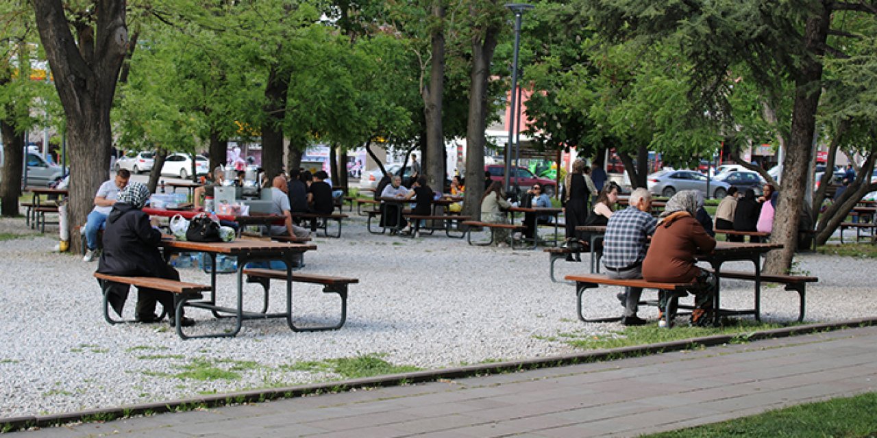 Güneşli havayı gören başkentliler parklara akın etti: Kurtuluş Parkı doldu taştı