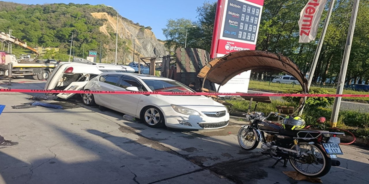 Takla atan otomobil bankta oturan iki kardeşe çaptı: 6 yaralı
