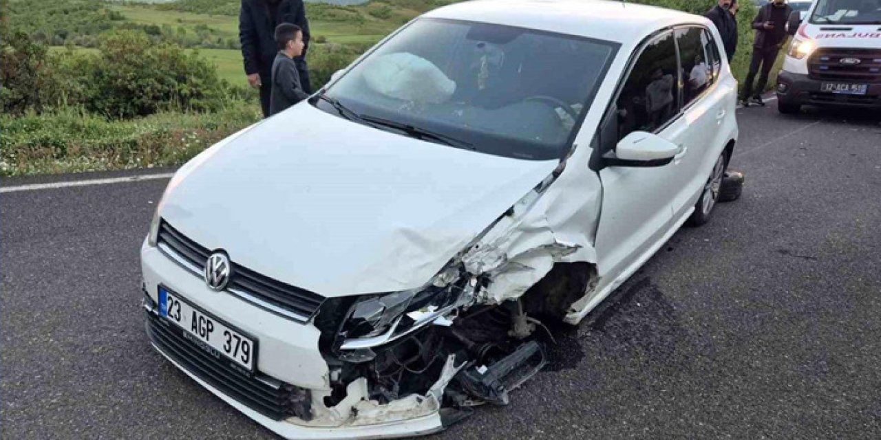 Bingöl'de korkutan kaza: İki otomobil çarpıştı, 9 yaralı