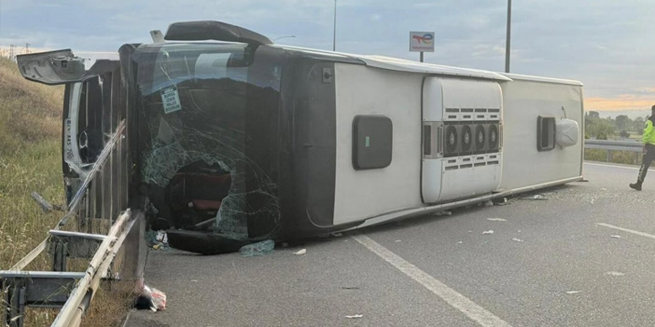 İstanbul-İzmir otoyolu’nda yolcu otobüsü devrildi: 25 yaralı