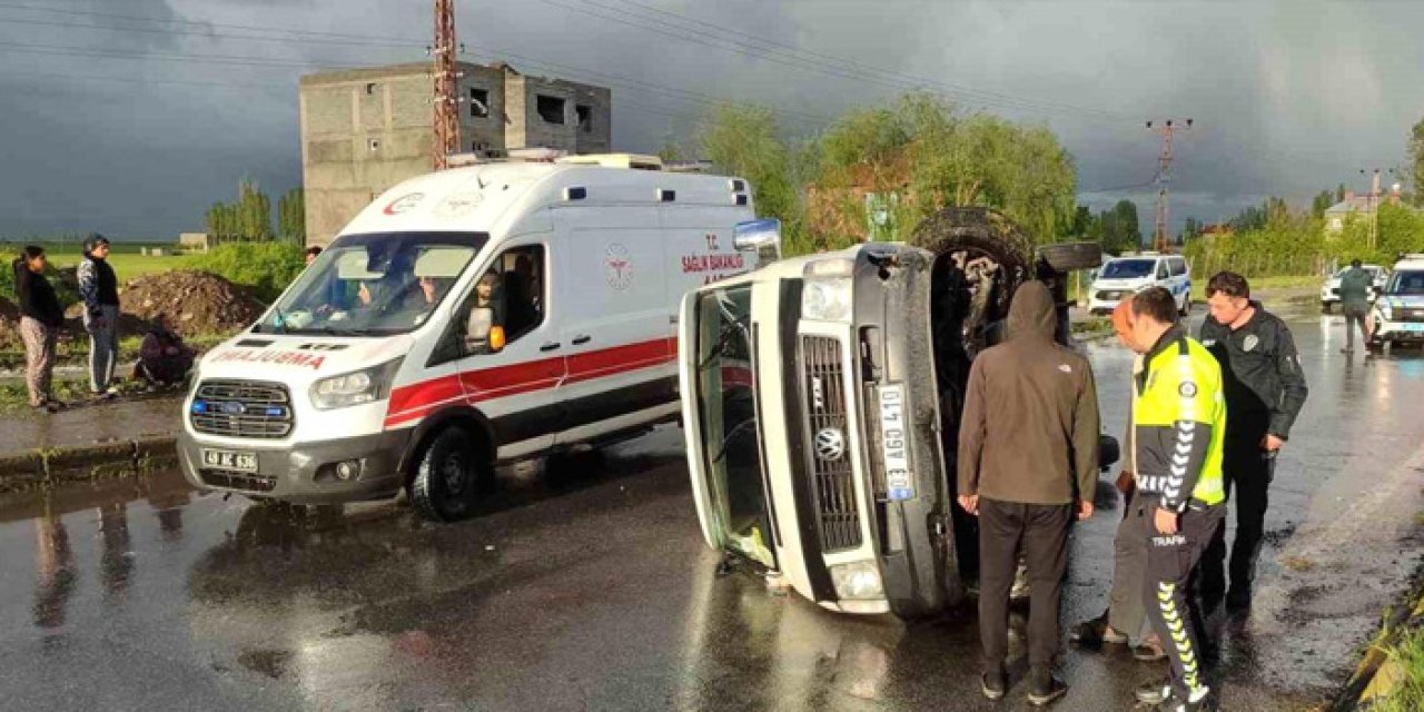 Muş'ta dolu yağışı kazayı beraberinde getirdi: Minibüs yan yattı, 2 yaralı