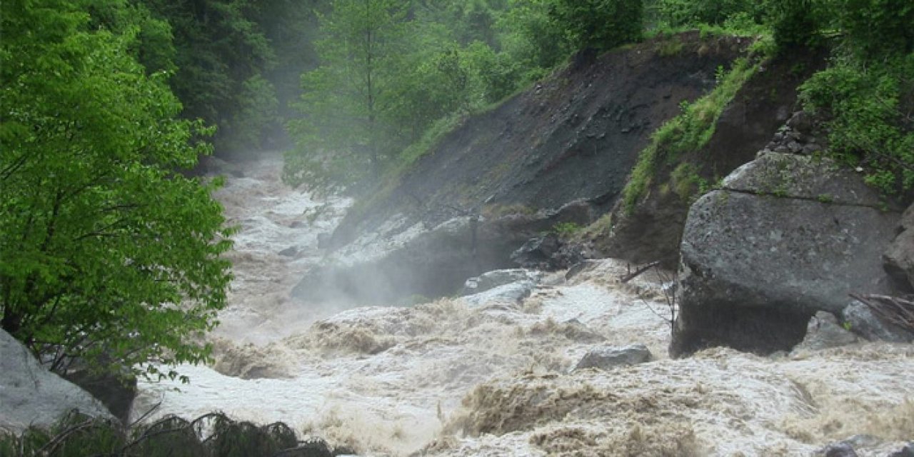 Artvin Borçka'da sel dehşeti: Dere taştı, yollar çöktü