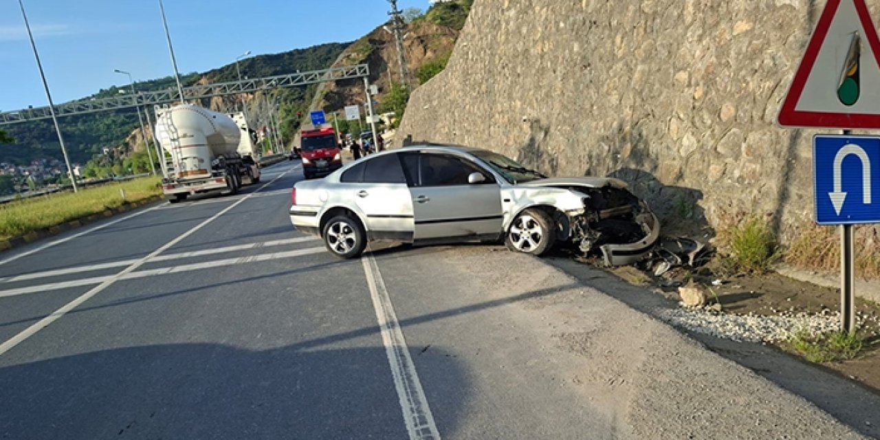 Alkollü otomobil, sürücüsü duran otomobile çarptı: 5 yaralı