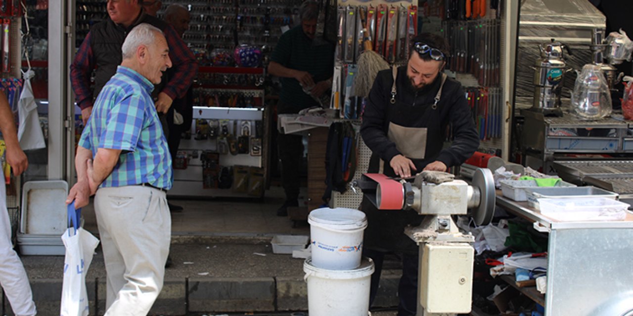 Bıçakçıların mesaisi başladı: Bileme 40 TL, bıçaklar 350 TL’den başlıyor