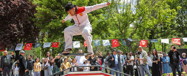 Etimesgut’ta gençliğe kaykay park armağan edildi
