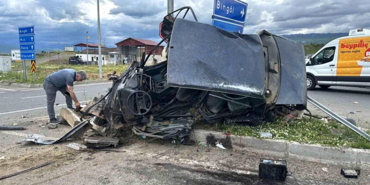 Bingöl'de hayvan yüklü kamyon otomobilleri biçti, 2 yaralı!