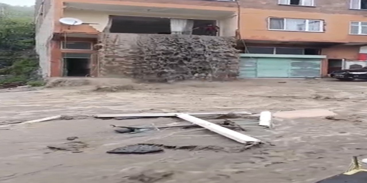 Sel suları evin içinden geçip balkondan caddeye aktı