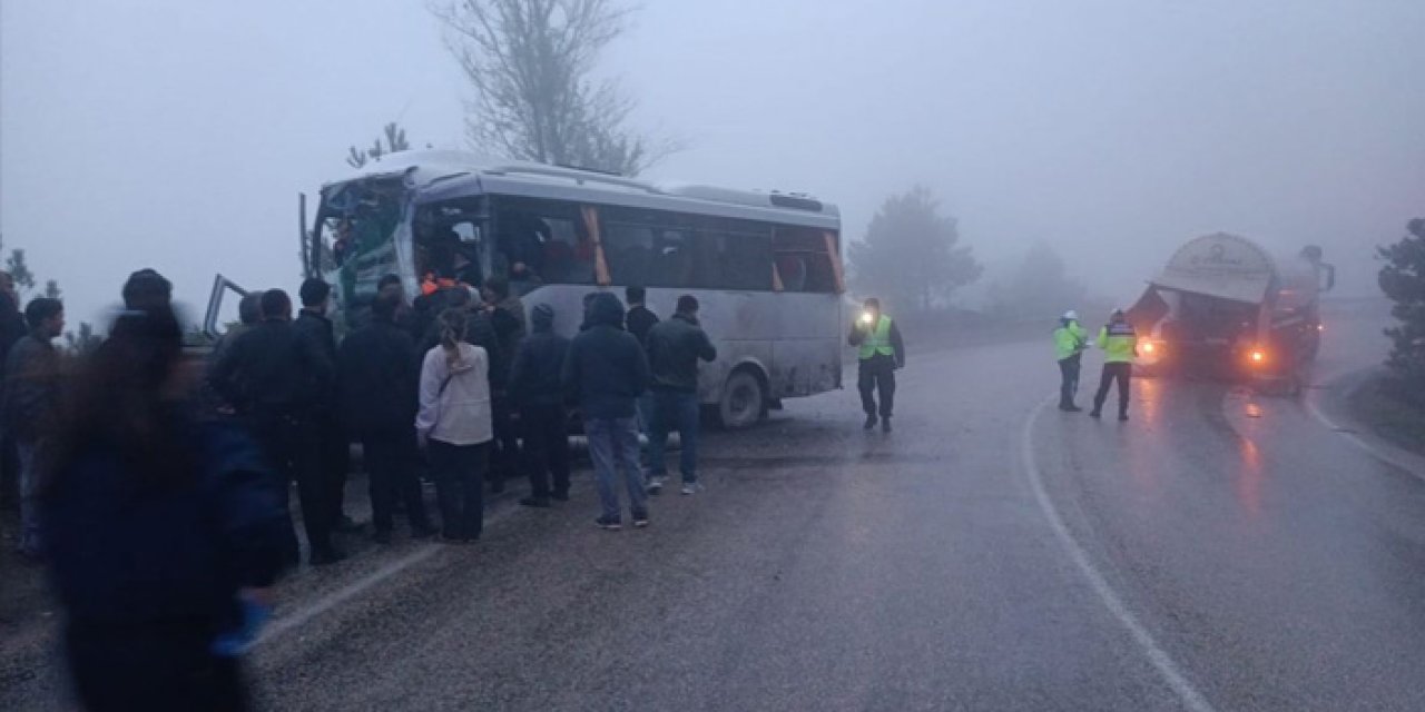 Bolu'da sisli yolda LPG tankeri ile yolcu minibüsü çarpıştı: 3 ağır yaralı