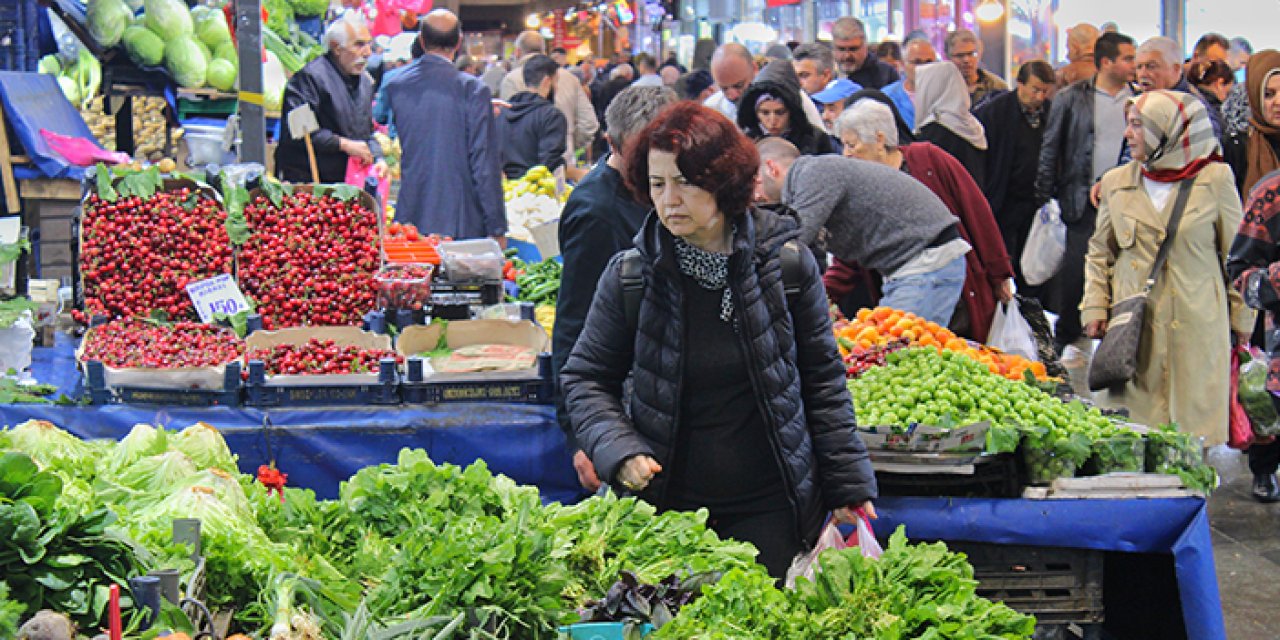 Bayram bereketi Ulus Hali’ni sardı: Vatandaşlar eksiklerini tamamlıyor