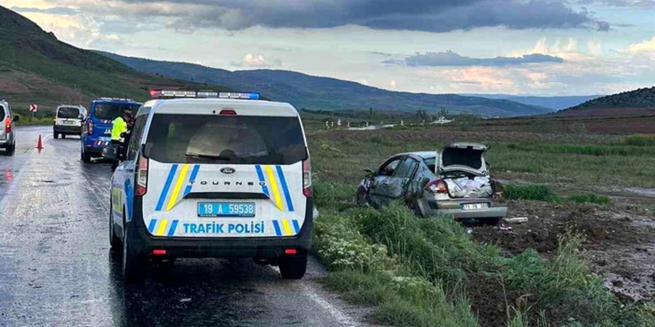 Çorum'da yağmur kazası: Kayganlaşan yolda takla atan otomobilde 5 yaralı